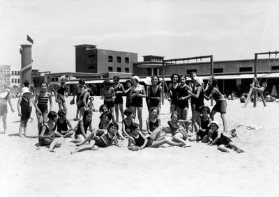 Villa Rosa Maltoni Mussolini: studentki obozu letniego, podczas rekreacji, na plaży (zdjęcie czarno-białe) autorstwa Fratelli Alinari