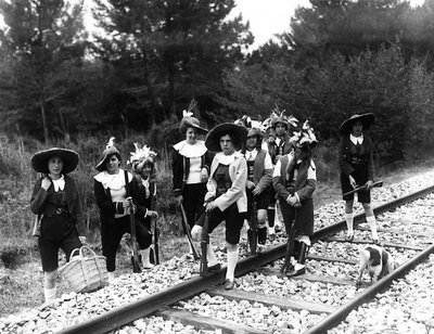 Villa Rosa Maltoni Mussolini: grupa nastolatków pozujących na torach kolejowych, ubranych w tradycyjne friulskie stroje (zdjęcie czarno-białe) autorstwa Fratelli Alinari