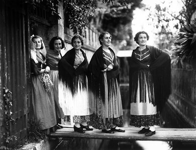 Villa Rosa Maltoni Mussolini: grupa nastolatków w tradycyjnych weneckich strojach (zdjęcie czarno-białe) autorstwa Fratelli Alinari