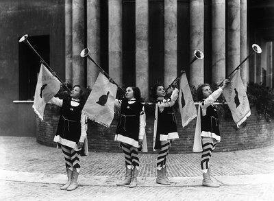 Villa Rosa Maltoni Mussolini: grupa młodych dziewcząt przebranych za paziów (zdjęcie czarno-białe) autorstwa Fratelli Alinari