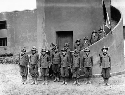 Villa Rosa Maltoni Mussolini: portret dzieci noszących friulskie mundury wojskowe (zdjęcie czarno-białe) autorstwa Fratelli Alinari