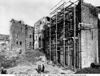 II wojna światowa: Zniszczenia spowodowane bombardowaniem między kościołem Santo Stefano al Ponte a wieżą Girolami spowodowane bombardowaniem we Florencji. Ta fotografia była wcześniej częścią Kolekcji Brogi, ale teraz należy do Kolekcji Alinari (zdjęcie c autorstwa Fratelli Alinari