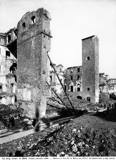 II wojna światowa: gruzy na Via Por Santa Maria z wieżami Baldovinetti i Amidei we Florencji, po bombardowaniu. Ta fotografia była wcześniej częścią Kolekcji Brogi, ale teraz należy do Kolekcji Alinari (zdjęcie czarno-białe) autorstwa Fratelli Alinari
