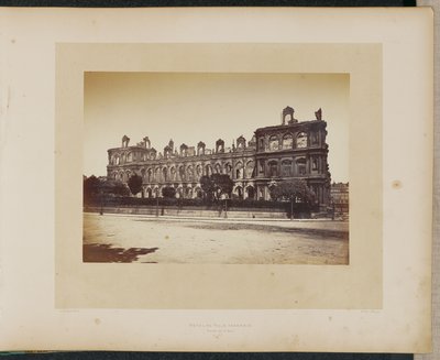 Spalony ratusz. Fasada na Quai. autorstwa Alphonse J. Liébert