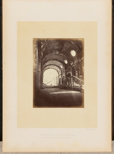 Płonący Pałac Sprawiedliwości. Widok wnętrza Salle des Pas-Perdus. autorstwa Alphonse J. Liébert