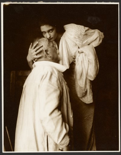 [Alfons Mucha w kostiumie z córką Jarosławą jako modelką do plakatu, "De Forest Phonofilm", pierwszy "film mówiony" wyświetlany w kinie Bio Adria (Praga), Zbiroh, Czechy]. autorstwa Alphonse Maria Mucha