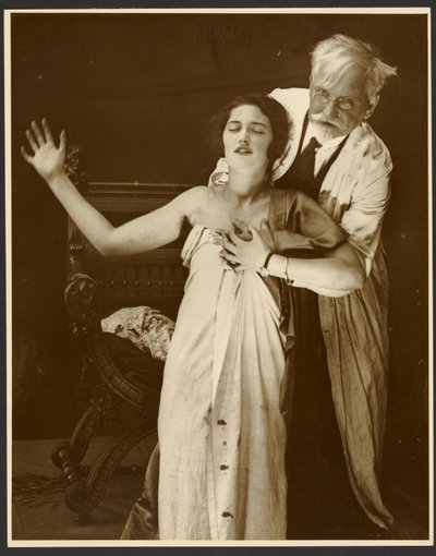 [Alfons Mucha w kostiumie z córką Jarosławą jako modelką do plakatu, "De Forest Phonofilm", pierwszy "film mówiony" wyświetlany w kinie Bio Adria (Praga), Zbiroh, Czechy]. autorstwa Alphonse Maria Mucha