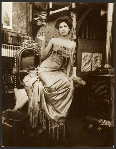 [Modelka trzymająca gałązkę lauru, Paryż]. autorstwa Alphonse Maria Mucha