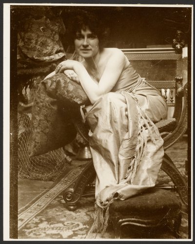 [Modelka pozująca do panelu dekoracyjnego "Szmaragd", używanego na początku lat 30. do kilku innych rysunków i obrazów, Paryż]. autorstwa Alphonse Maria Mucha