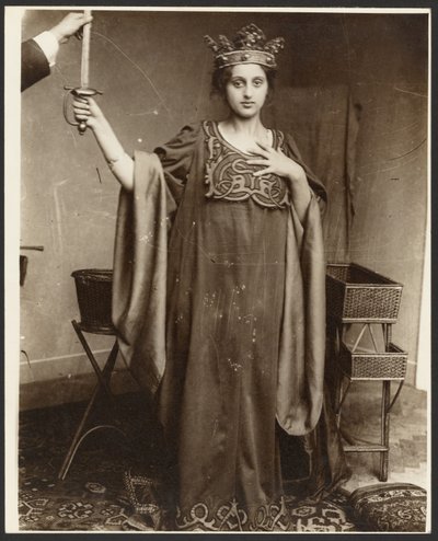 [Modelka nosząca koronę i trzymająca miecz] autorstwa Alphonse Maria Mucha