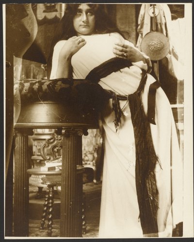 [Modelka do ilustracji Emila Gebharta "Cloches de Noël et de Pâques", Paryż]. autorstwa Alphonse Maria Mucha