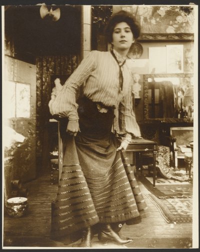 [Modelka w bluzce w paski i długiej sukience, Paryż] autorstwa Alphonse Maria Mucha