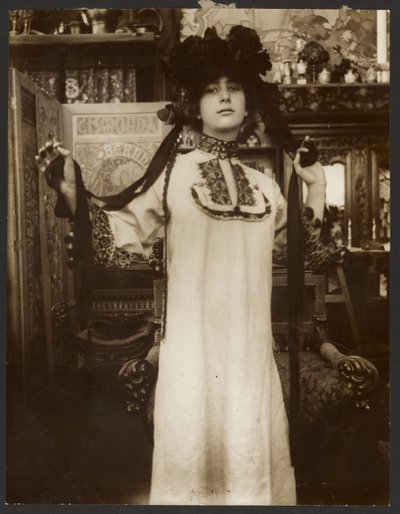 [Modelka w długiej białej szacie i kapeluszu ze wstążkami, Paryż]. autorstwa Alphonse Maria Mucha