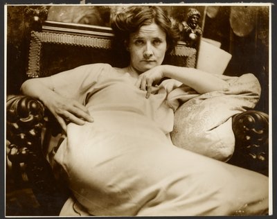 [Modelka w fotelu, Paryż]. autorstwa Alphonse Maria Mucha
