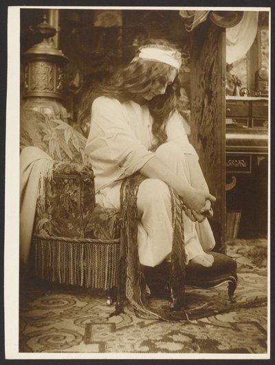 [Model do ilustracji Emila Gebharta "Cloches de Noël et de Pâques", Paryż]. autorstwa Alphonse Maria Mucha