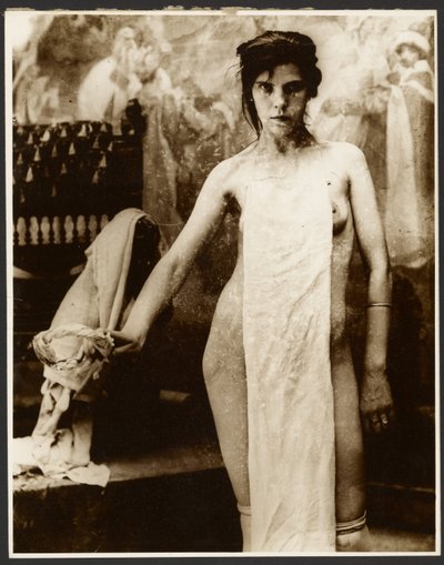 [Naga modelka udrapowana tkaniną] autorstwa Alphonse Maria Mucha