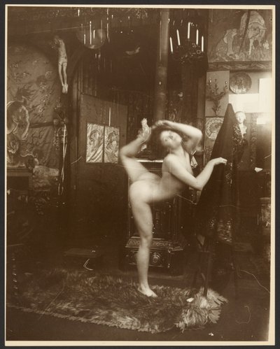 [Naga modelka jako baletnica, Paryż] autorstwa Alphonse Maria Mucha