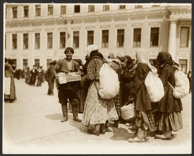[Fotografie z podróży studyjnej do Rosji wykorzystane w obrazie "Zniesienie pańszczyzny w Rosji" (1914), z cyklu "Epopeja Słowian, Moskwa"]. autorstwa Alphonse Maria Mucha