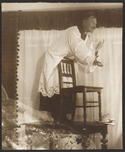[Autoportret Alfonsa Muchy pozującego jako "Jan Jus" do obrazu "Mistrz Jan Jus głoszący kazanie w Kaplicy Betlejemskiej" (1916) z cyklu "Epopeja Słowian, Zbiroh, Czechy"]. autorstwa Alphonse Maria Mucha