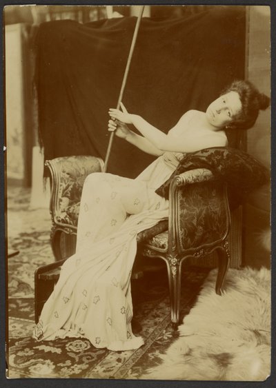 [Kobieta modelująca na ławce] autorstwa Alphonse Maria Mucha
