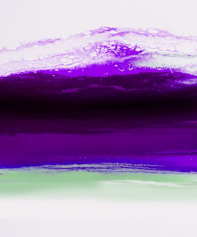 Ciemnofioletowy z zielonym gradientem autorstwa Alyson Storms