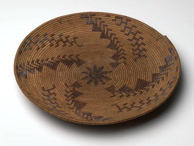 Taca do przesiewania mąki z żołędzi, ok. 1860-1909 (klon, kora pączkowa i wierzba) autorstwa Amanda Wilson