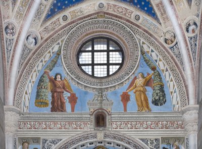 Anioły z czerwonymi tarczami i ozdobami autorstwa Ambrogio da Fossano