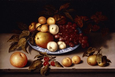 Brzoskwinie, Jabłka, Morele i Winogrona w Misce Porcelany Wanli Kraak z Wiśniami, Gruszkami, Morelami i Jabłkiem na Półce, autorstwa Ambrosius the Elder Bosschaert
