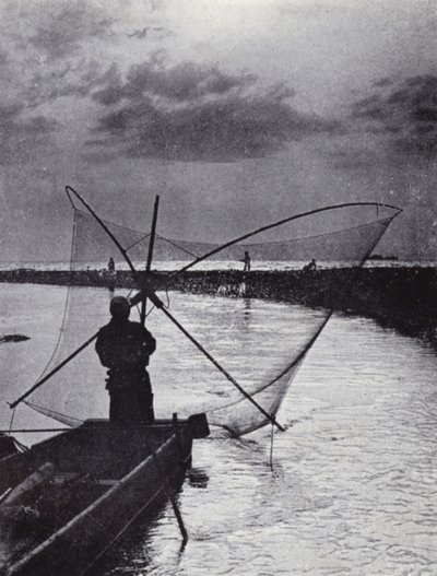 Japoński rybak rysujący sieć (zdjęcie czarno-białe) autorstwa American Photographer (after)