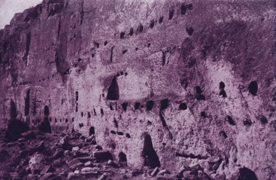 Opuszczone siedliska jaskiniowe mieszkańców klifu w pobliżu Espanoli (zdjęcie czarno-białe) autorstwa American Photographer (after)