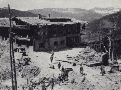 Oddziały amerykańskie i francuskie podczas inspekcji ruin nazistowskiego przywódcy Adolfa Hitlera w Berchtesgaden w Alpach Bawarskich, II wojna światowa, maj 1945 (zdjęcie czarno-białe) autorstwa American Photographer (after)