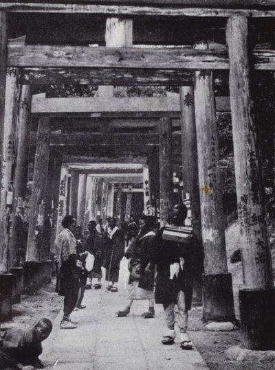 Podejście do świątyni Shinto w Inari (zdjęcie czarno-białe) autorstwa American Photographer (after)