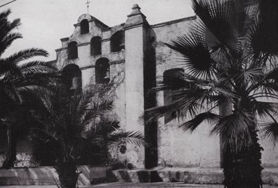 Kalifornia: Bells of Mission San Gabriel, założona w 1771 roku, na zboczach porośniętych makiem wzgórz w pobliżu Pasadeny (zdjęcie czarno-białe) autorstwa American Photographer (after)