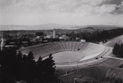 Kalifornia: Berkeley, University of California Memorial Stadium, 75 000 miejsc siedzących (zdjęcie czarno-białe) autorstwa American Photographer (after)