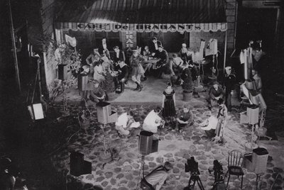 Kalifornia: Hollywood, „Film” kręcony w jednym z wielu studiów filmowych w pobliżu Los Angeles (zdjęcie czarno-białe) autorstwa American Photographer (after)