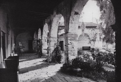 Kalifornia: Mission San Juan Capistrano, założona 1776, na południe od Los Angeles (zdjęcie czarno-białe) autorstwa American Photographer (after)