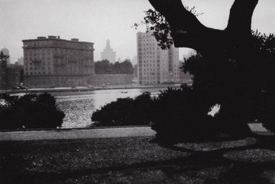 Kalifornia: Oakland, Lake Merritt, w samym sercu miasta, otoczone wspaniałymi budynkami i wieloma pięknymi domami (zdjęcie czarno-białe) autorstwa American Photographer (after)