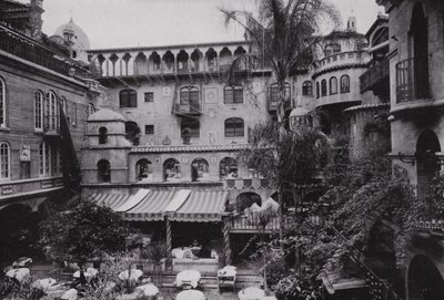 Kalifornia: Riverside, Patio Dining Room w Glenwood Mission Inn (zdjęcie czarno-białe) autorstwa American Photographer (after)