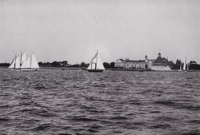 Kalifornia: San Diego, Hotel Del Coronado nad zatoką San Diego, jedno z najbardziej ulubionych całorocznych miejsc rozrywki w Kalifornii (zdjęcie czarno-białe) autorstwa American Photographer (after)