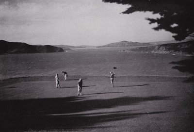 Kalifornia: San Francisco, Lincoln Park, z widokiem na Golden Gate, ocean i miasto (zdjęcie czarno-białe) autorstwa American Photographer (after)