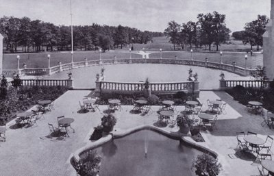 Chicago: Garden Court, Olympia Fields Golf Club (zdjęcie czarno-białe) autorstwa American Photographer (after)