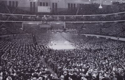 Chicago: Wnętrze Chicago Stadium podczas wystawy boksu (zdjęcie czarno-białe) autorstwa American Photographer (after)