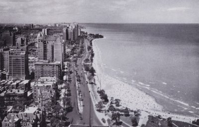 Chicago: Sheridan Road i Oak Street Beach, patrząc na północ od hotelu Drake (zdjęcie czarno-białe) autorstwa American Photographer (after)