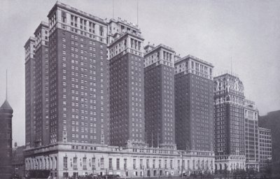 Chicago: The Stevens Hotel, z Blackstone Hotel po prawej (zdjęcie czarno-białe) autorstwa American Photographer (after)