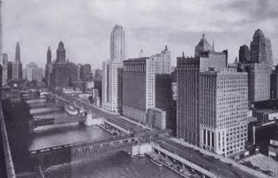 Chicago: Wacker Drive i Chicago River Bridges (zdjęcie czarno-białe) autorstwa American Photographer (after)