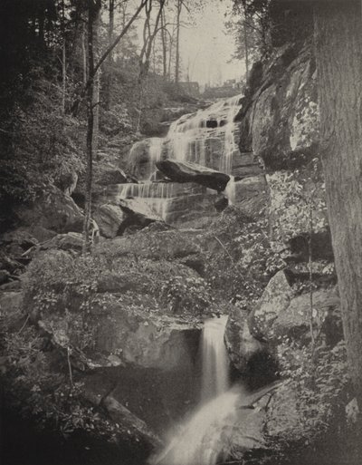 Fall Creek Cascade, Karolina Północna (zdjęcie czarno-białe) autorstwa American Photographer (after)