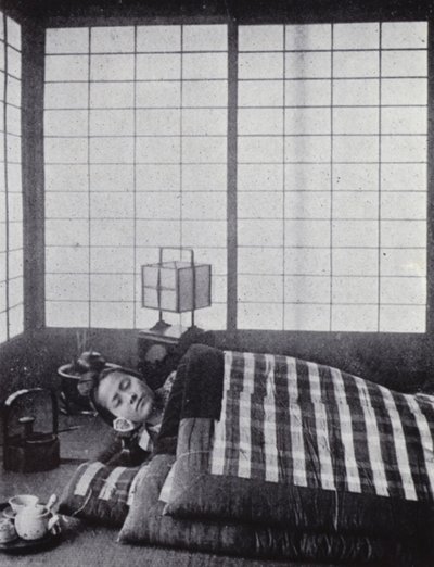 Dziewczynka śpi między watowanymi kołdrami z drewnianą poduszką (zdjęcie czarno-białe) autorstwa American Photographer (after)