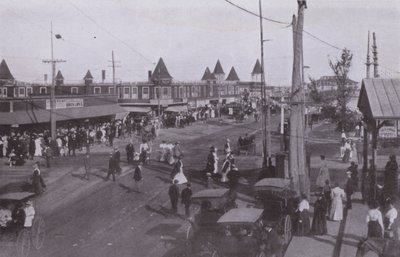 Old Orchard Beach, Maine: Scena w pobliżu zajezdni (zdjęcie czarno-białe) autorstwa American Photographer (after)