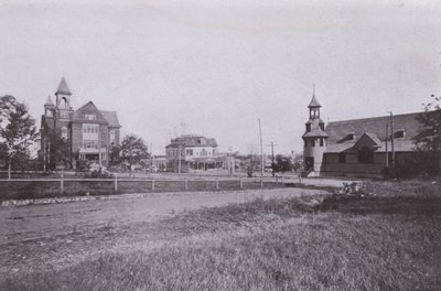 Old Orchard Beach, Maine: Ratusz i Biblioteka Publiczna; Poczta; Kościół św. Małgorzaty RC (zdjęcie czarno-białe) autorstwa American Photographer (after)