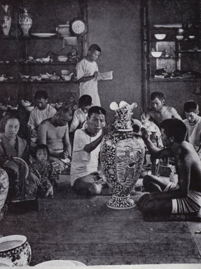 Dekoratorzy porcelany przy pracy, w znanym Kinkosan Works w Awata, Kioto (zdjęcie czarno-białe) autorstwa American Photographer (after)